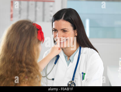 Medico il legame con la ragazza giovane durante la consultazione Foto Stock