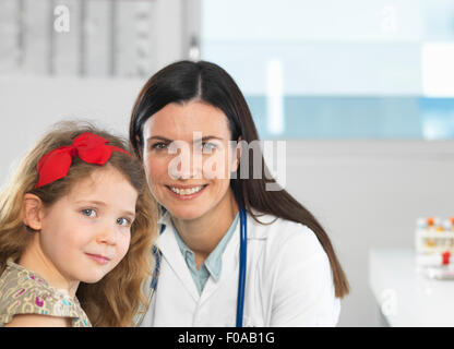 Medico il legame con la ragazza giovane durante la consultazione Foto Stock