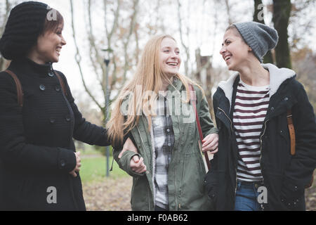 Le tre sorelle in chat in posizione di parcheggio Foto Stock