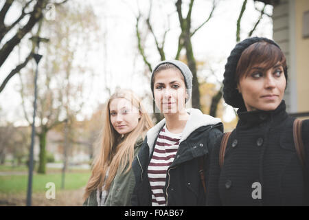 Le tre sorelle che pongono in posizione di parcheggio Foto Stock