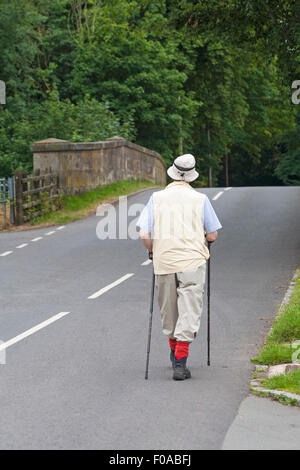 A piedi in strada sopra il ponte a Stafford, Staffordshire in agosto Foto Stock