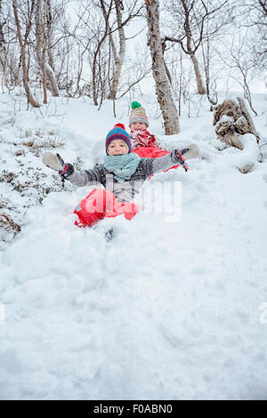 Due fratelli lo scorrimento verso il basso coperto di neve hill, Hemavan,Svezia Foto Stock