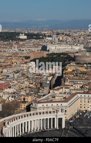 Mura della Città del Vaticano che si affaccia su Castel Sant'Angelo, Roma, Italia. Foto Stock