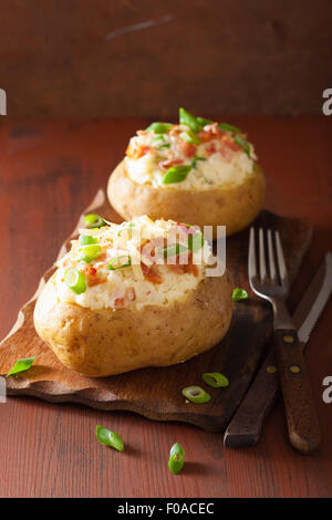 Patate al forno in giacca con pancetta e formaggio Foto Stock