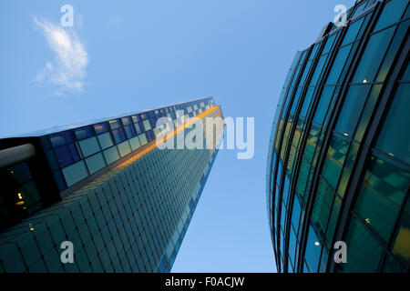 Moderni edifici per uffici a basso angolo di visione, Liverpool, Regno Unito Foto Stock