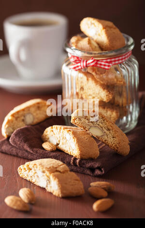 Italiani tradizionali cantuccini cookies nel vasetto di vetro Foto Stock