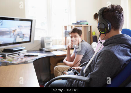 Due ragazzi giocare sul gioco per computer Foto Stock