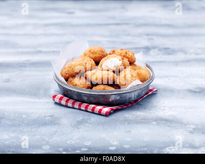 Ciotola di fritto chunky MERLUZZO IMPANATO pepite sul tavolo in acciaio Foto Stock