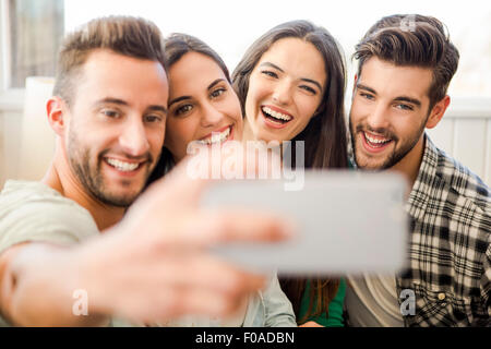 Amici faving divertimento e facendo un selfie Foto Stock