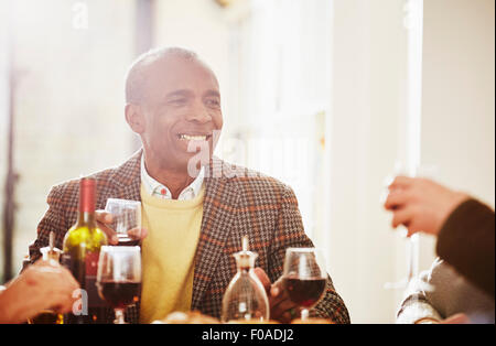Senior man aventi la cena Foto Stock