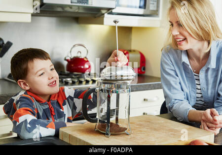 Madre e figlio di bollitore per caffè in cafetiere Foto Stock