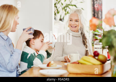 Tre generazioni la famiglia con colazione Foto Stock