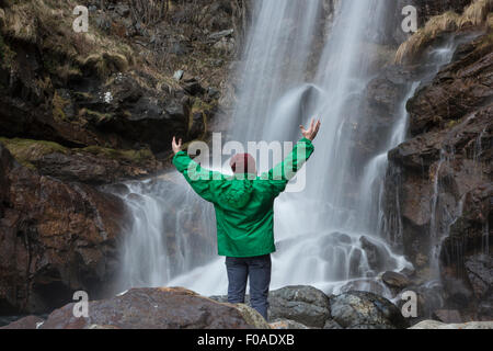 L uomo dalla cascata braccia, fiume Toce, Premosello, Verbania, Piemonte, Italia Foto Stock