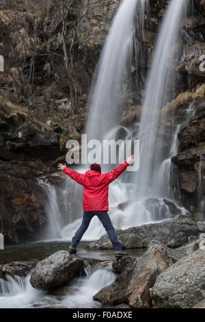 L uomo dalla cascata braccia, fiume Toce, Premosello, Verbania, Piemonte, Italia Foto Stock