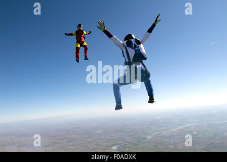 Freeflying skydivers nel cielo blu Foto Stock