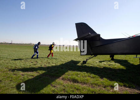 Skydivers camminando verso l'aereo Foto Stock