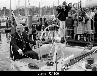 AJAXNETPHOTO - 1 MAGGIO 1977. SWANWICK, INGHILTERRA. - TED HEATH SULLA SUA NUOVA NUVOLA MATTUTINA DOPO CHE È STATA LANCIATA AL CANTIERE DI A.H. MOODY, SWANWICK. FOTO:ROLAND GLASS/AJAX RIF:HDD:()YA MORNING CLOUD 1977 Foto Stock