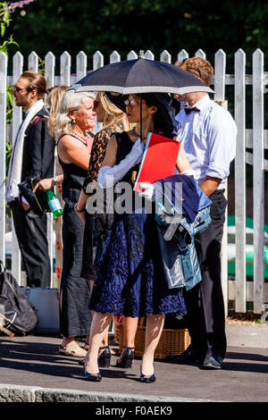 Amanti dell'Opera di attendere alla stazione di Lewes per il bus navetta per portarli al vicino Teatro dell'opera Glyndebourne, Lewes, Sussex, Regno Unito Foto Stock