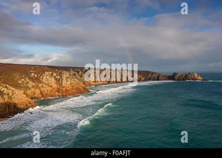 South West Coast Path, Porthcurno & Logan Rock Foto Stock