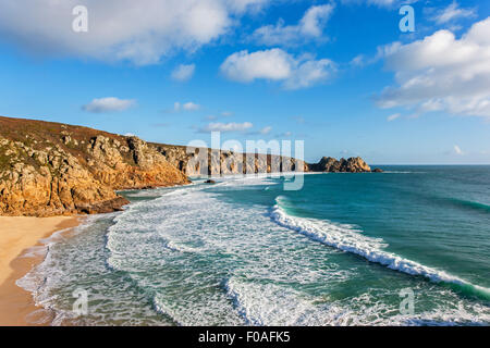 South West Coast Path, Porthcurno & Logan Rock Foto Stock