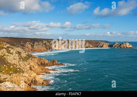 South West Coast Path. Una vista di Porthcurno & Logan Rock Foto Stock