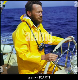 AJAXNETPHOTO - 1977. FASTNET RACE. - Il giro del mondo YACHTSMAN ROBIN KNOX JOHNSTON al volante di Bob BELL'S CONDOR DURANTE IL 1977 FASTNET RACE. CONDOR è stato il primo yacht dotato di una fibra di carbonio, montante, che successivamente DISINTIGRATED sul primo ramo della Whitbread Round the WORLDS GARA. Foto:JONATHAN EASTLAND/AJAX. Rif.: 703751/PEO Foto Stock