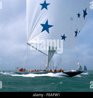 AJAXNETPHOTO - 2001. - SOLENT, Inghilterra. -Coppa America Silver Jubilee - J Class Yacht adoperano vola giù il SOLENT VERSO COWES. SHAMROCK V è in background. Foto:JONATHAN EASTLAND/AJAX REF: HDD YA 011908 1 Foto Stock