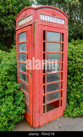 British Telecom K6 modello telefono rosso (chiosco telefono a pagamento) in cattive condizioni, grado II, in Littlehampton, West Sussex, Inghilterra, Regno Unito. Foto Stock