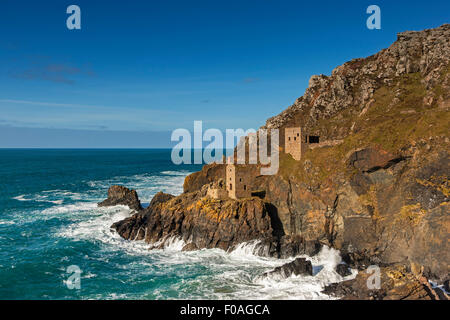 La Corona delle miniere, Botallack, appollaiato sul bordo. Cornovaglia © Barry Bateman Foto Stock