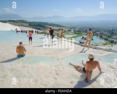 I turisti a terrazze di agglomerato in Pamukkale, Turchia Foto Stock