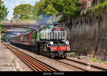 Le cattedrali Express fumante vasca attraverso giardini di Sydney Foto Stock