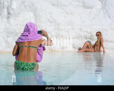 I turisti a terrazze di agglomerato in Pamukkale, Turchia Foto Stock