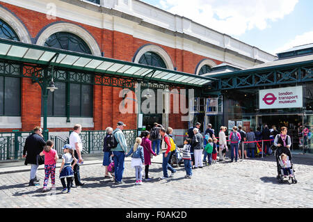 Coda in entrata al Museo dei Trasporti di Londra Covent Garden, City of Westminster, Londra, Inghilterra, Regno Unito Foto Stock