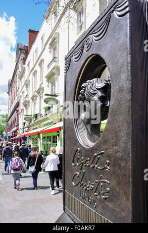 Agatha Christie statua "libro", Cranbourn Street, Covent Garden, la City of Westminster, Londra, Inghilterra, Regno Unito Foto Stock