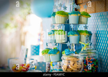 Tortine impilati e altre leccornie sul display. Foto Stock