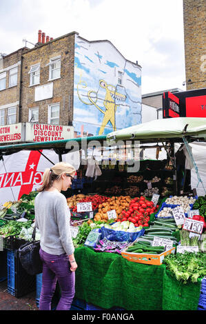 La frutta e la verdura, stallo mercato Cappella, Islington, London Borough di Islington, London, England, Regno Unito Foto Stock