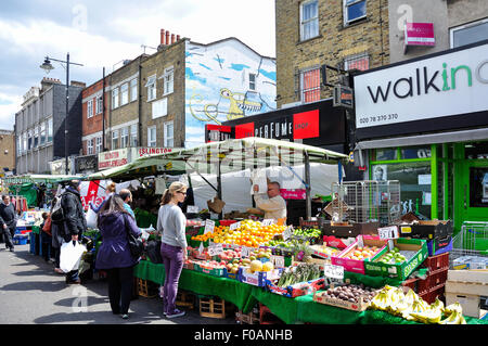 La frutta e la verdura, stallo mercato Cappella, Islington, London Borough di Islington, London, England, Regno Unito Foto Stock