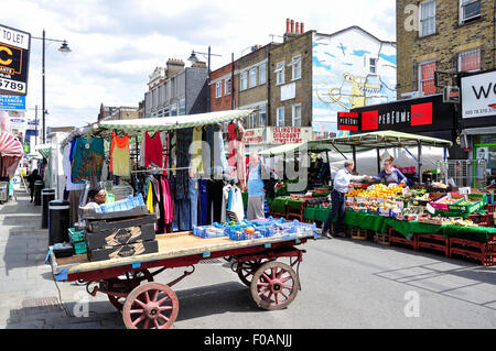 Abbigliamento e bancarelle prodotti alimentari nel mercato della cappella, Islington, London Borough di Islington, London, England, Regno Unito Foto Stock