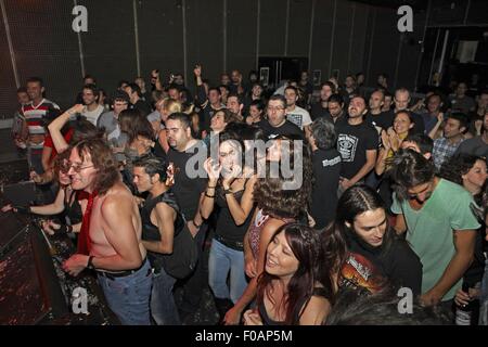 Persone celebrazione in parte presso la Sala Apolo, Barcellona, Spagna Foto Stock