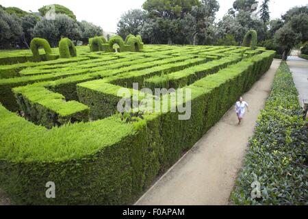 Donna in corsa tra laberint in Barcellona, Spagna Foto Stock