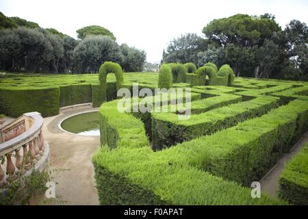 Donna in corsa tra laberint in Barcellona, Spagna Foto Stock