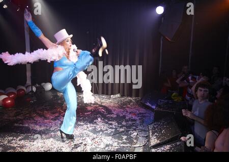 Rachel Arieff effettuando in corrispondenza di Anti-Karaoke mostra in Sala Apolo, Barcellona, Spagna Foto Stock