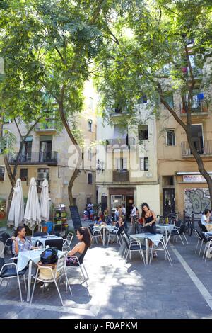 La gente seduta a Sant Pere Placa in Barcellona, Spagna Foto Stock