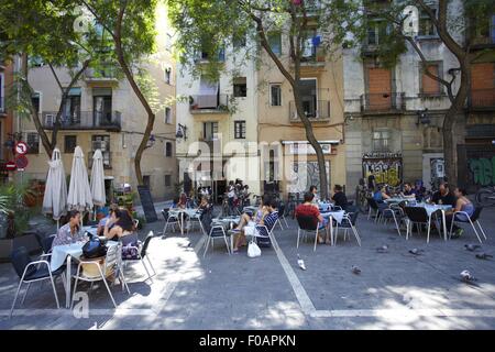 La gente seduta a Sant Pere Placa in Barcellona, Spagna Foto Stock