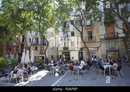 La gente seduta a Sant Pere Placa in Barcellona, Spagna Foto Stock