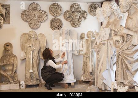 Storico dell arte Stephanie Zumbrink in piedi in figura MUSEO ARCHIVIO Foto Stock