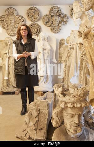 Storico dell arte Stephanie Zumbrink in piedi in figura MUSEO ARCHIVIO Foto Stock