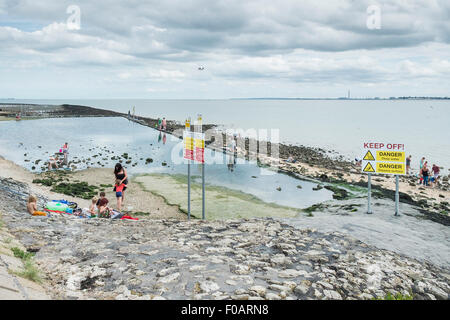 Canvey Island - Persone famiglie rilassante sulla foreshore a Canvey Island, Essex. Foto Stock