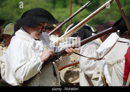 Esercito continentale soldati con moschetti in guerra rivoluzionaria rievocazione storica.Jockey,cavo Morristown National Historical Park,New Jersey.USA Foto Stock