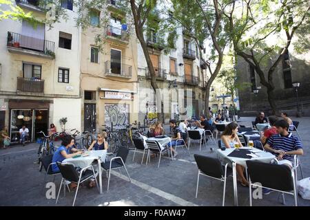 La gente seduta a Sant Pere Placa in Barcellona, Spagna Foto Stock